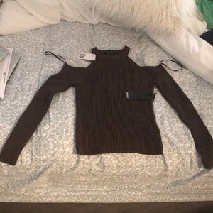 Super cute forever 21 top with cutout shoulders!